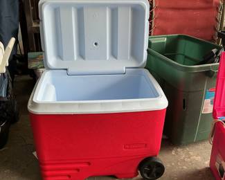 Rubbermaid 40-Quart Wheeled Cooler