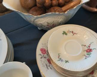 Walbrzych Porcelain Tea Set with Floral Motif