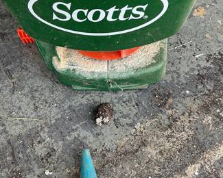 Scotts Turf Builder Edgeguard Mini Broadcast Spreader