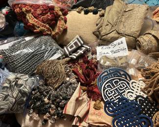 Appliqués, tapes, cording, Tassels, bullion, brush fringe