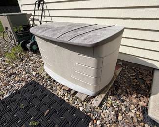 Outdoor storage container