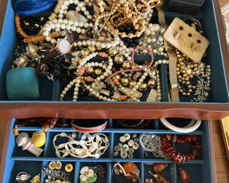 Lot 21: Large Lot of unsearched Estate Jewlery