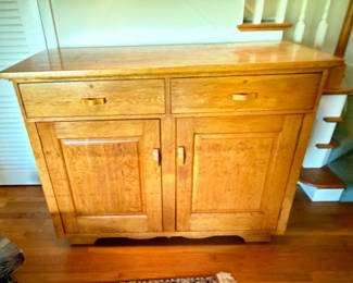 Lot 29: Beautiful Vintage Maple Cupboard, Excellent Condition!