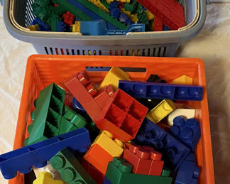 Lot 17: Assorted colorful interlocking building bricks