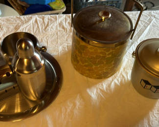 Lot 211: Stainless steel barware set with ice bucket and shaker