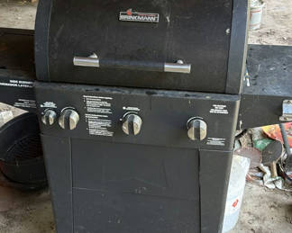 Lot 223: Brinkmann Outdoor Gas Grill with Propane Tank and Accessories