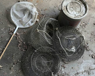 Lot 71: Wire fish/crab traps, hand net, and metal bucket