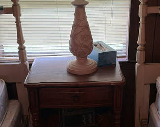 Lot 34: End table with ornate lamp and vintage radio