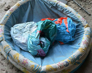 Lot 79: Round kiddie pool with floats