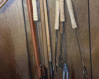 Lot 59: Barbecue grilling utensils and skewers