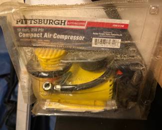 Compact air compressor
