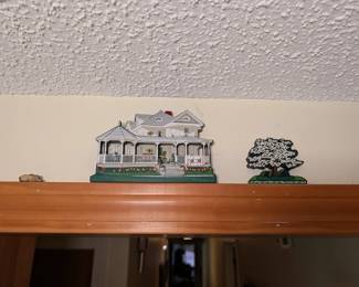 Shelia's Collectibles Victorian Farmhouse and Tree