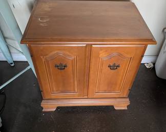 Ethan Allen Heirloom Nutmeg Maple End Table Cabinet