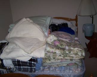 MAPLE FULL BED & BEDDING