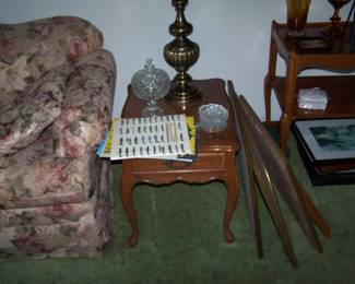 FRENCH PROVINCIAL LAMP TABLE & BRASS LAMP