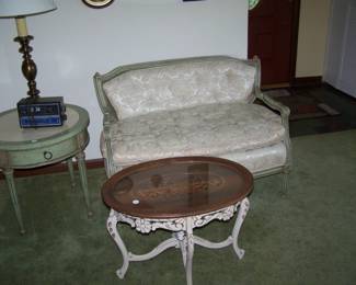 LOUIS XVI-STYLE SETTEE & LAMP TABLE, 2-TONE COFFEE TABLE