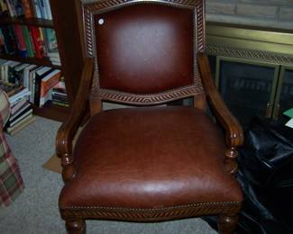 ANOTHER PICTURE OF THE LEATHER CHAIR