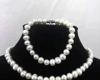 Freshwater Pearl Necklace and Bracelet Set