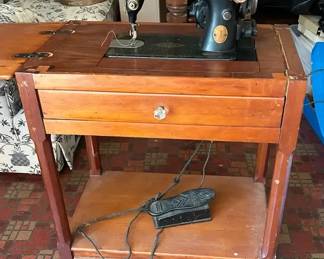 006 Antique Singer Sewing Machine In Wood Cabinet