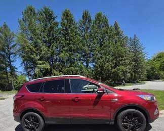 001 2018 Ford Escape Titanium 4WD LOW MILEAGE