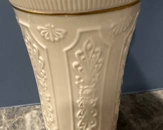 This item is a vintage Lenox Versailles Collection ivory porcelain footed vase. Fine ivory bone china with hand-decorated 24k gold trim accents along the rim and base.