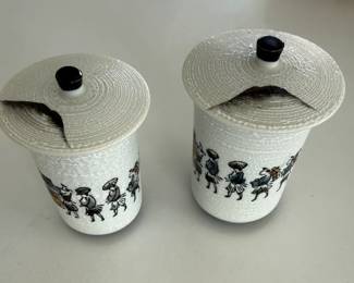 Pair of white Japanese vintage covered cups 