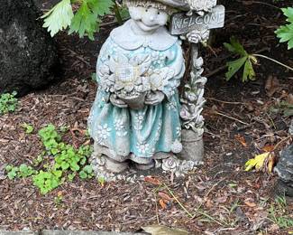 Niczu Garden resin statue