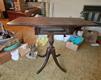 Vintage Mahogany Drop-Leaf Pedestal Table - Duncan Phyfe Style