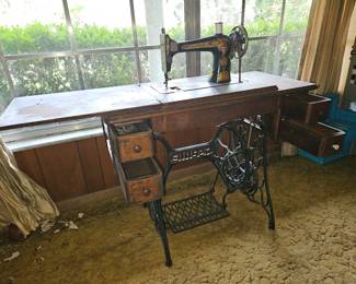 Antique Singer Treadle Sewing Machine & 5-Drawer Oak Cabinet (Sphinx Decals)
