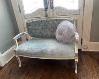 Petite settee 