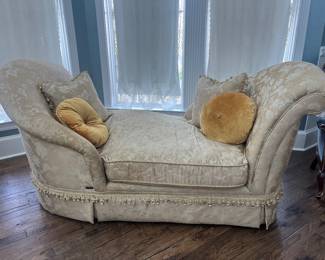 Michael Amini chaise 