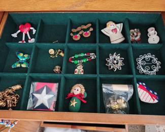 Misc vintage and contemporary and handmade jewelry, predominantly costume quality