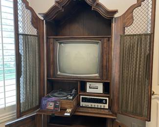 1977 Magnavox TV Cabinet. Fully functional.