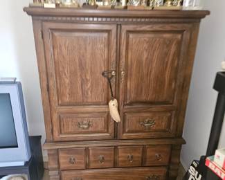 Wood bachelor chest