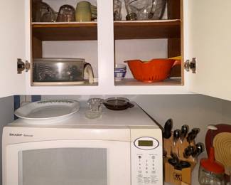 Microwave, Pyrex Measuring Cups, Vintage Tupperware 