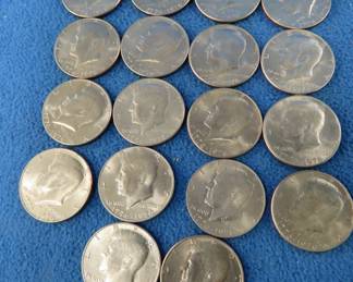 Lot 24. 18 Kennedy Bicentennial half-dollar coins