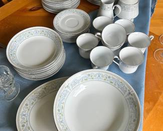 Crown Ming Fine China dinnerware set in the Jian Shiang Princess pattern