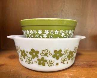vintage Pyrex 474-B 1.5-quart casserole dish in the white Spring Blossom Green pattern, commonly known as "Crazy Daisy"