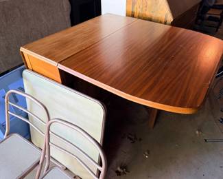 Table with three chairs in live in the middle