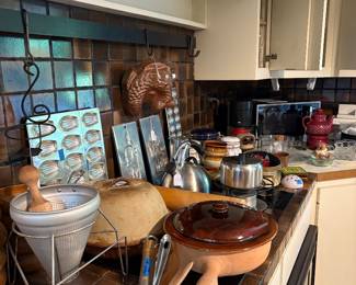 Lots of kitchen items