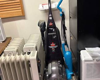 Rug shampooer/light-weight vacuum