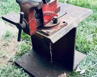 Pinched top vice attached to an I beam
