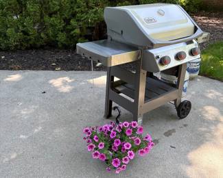 Like new Weber Spirit II grill with two tanks