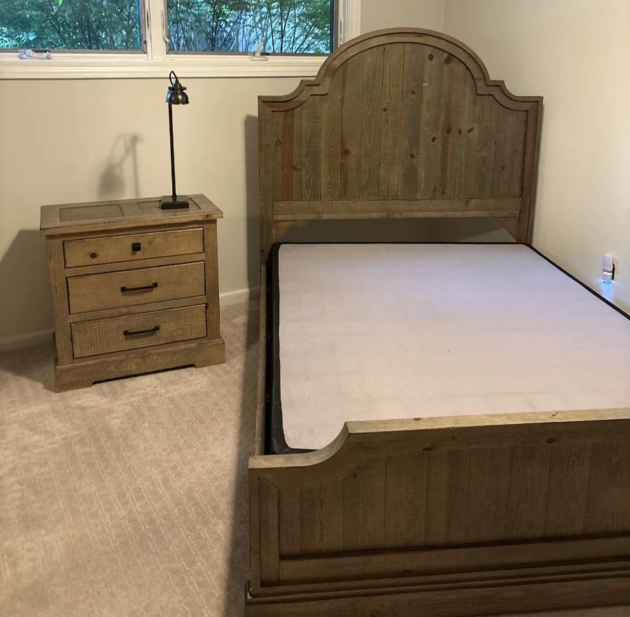 Beautiful contemporary bedroom set (more pieces not in this photo)