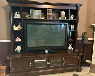 Entertainment center design to house TV and displayspace
