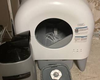 Brand new self cleaning cat litter box