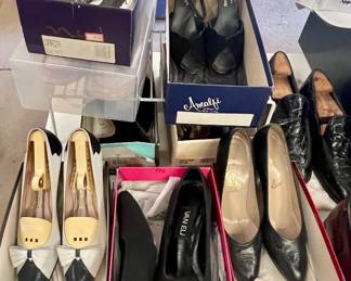LADIES HIGH END SHOES & BOOTS INCLUDING SALVATORE FERRAGAMO