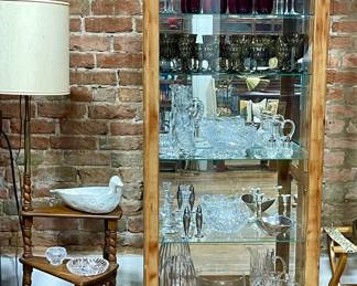 WOOD PLANTSTAND LAMP, LIGHTED CURIO CABINET