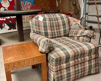 UPHOLSTERED CHAIR