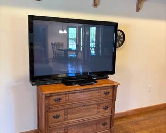 TV, 3 drawer chest